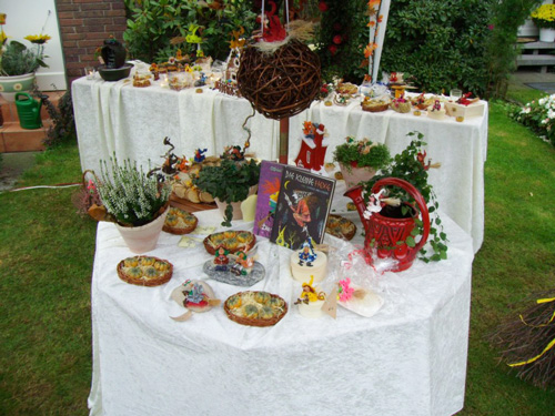 schön gestalteter Stand mit kleinen Hexen