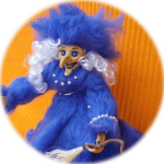 Mode-Hexe Brischitt-Blue mit Perlenschmuck