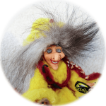 Puding-Hexe Vanilla mit gelbem Kleid und wirrem Haar